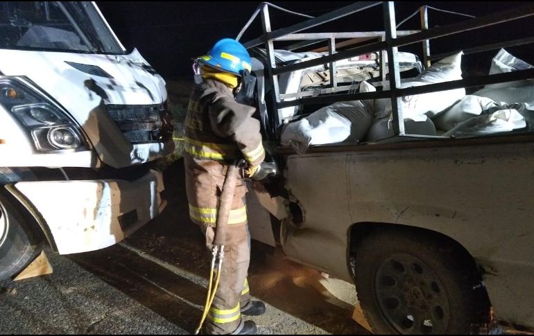 El chofer de la camioneta quedó prensado dentro del vehículo y perdió la vida en el sitio debido al percance. ESPECIAL/Protección Civil