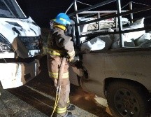 El chofer de la camioneta quedó prensado dentro del vehículo y perdió la vida en el sitio debido al percance. ESPECIAL/Protección Civil