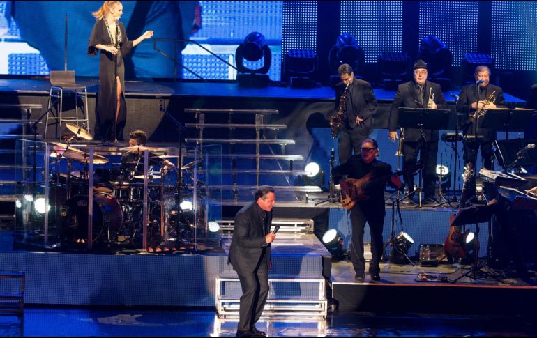 Luis Miguel al parecer tiene un par de dobles para cantar en sus conciertos. NTX / ARCHIVO