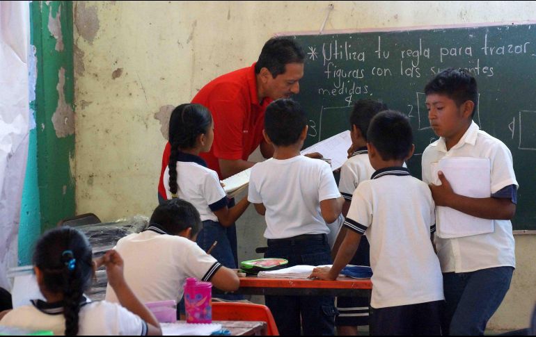 Como apoyo a los estudiantes, se entregarán cuadernillos de apoyo para continuar con la educación deseada de los estudiantes. EL INFORMADOR/ ARCHIVO.