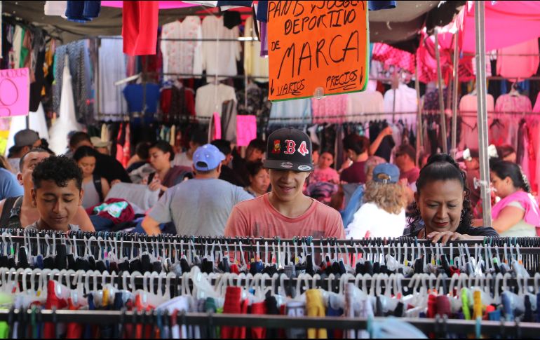 Una manera de conseguir ropa económica es visitando los tianguis de Guadalajara. EL INFORMADOR/ARCHIVO.