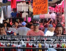 Una manera de conseguir ropa económica es visitando los tianguis de Guadalajara. EL INFORMADOR/ARCHIVO.