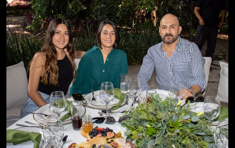 Victoria Flores, Daniela Tapia y Alejandro Flores. GENTE BIEN JALISCO/ Christian Pérez