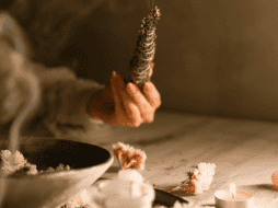 Aprovecha el próximo eclipse solar para renovar y purificar la energía que hay en tu hogar, así como atraer la abundancia con estos rituales. Pexels.