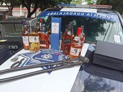 Un hombre les pidió el apoyo a policías de Guadalajara y les mencionó que encontró su negocio con la puerta abierta. ESPECIAL / Policía de Guadalajara