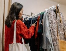 Troquer es la plataforma perfecta para comprar, ya que podrás encontrar algunas prendas con precios de menos de 1,000 pesos. Pexels / cottonbro studio