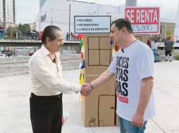El coordinador de Morena en el Congreso de Jalisco, José María “Chema” Martínez (derecha), busca mejorar las condiciones para que los jaliscienses cuenten con una vivienda digna. ESPECIAL