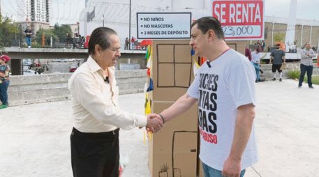 El coordinador de Morena en el Congreso de Jalisco, José María “Chema” Martínez (derecha), busca mejorar las condiciones para que los jaliscienses cuenten con una vivienda digna. ESPECIAL