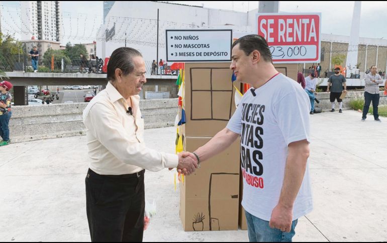 El coordinador de Morena en el Congreso de Jalisco, José María “Chema” Martínez (derecha), busca mejorar las condiciones para que los jaliscienses cuenten con una vivienda digna. ESPECIAL