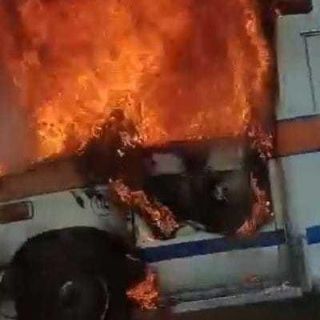 Incendio destruye una ambulancia en el Centro de Tonalá