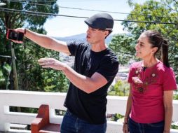 Miguel Flatow ganó el año pasado el premio a Mejor Película grabada con un equipo celular, y en el encuentro con Sheinbaum, le habló sobre la manera en que se puede grabar una cinta desde el teléfono móvil. ESPECIAL