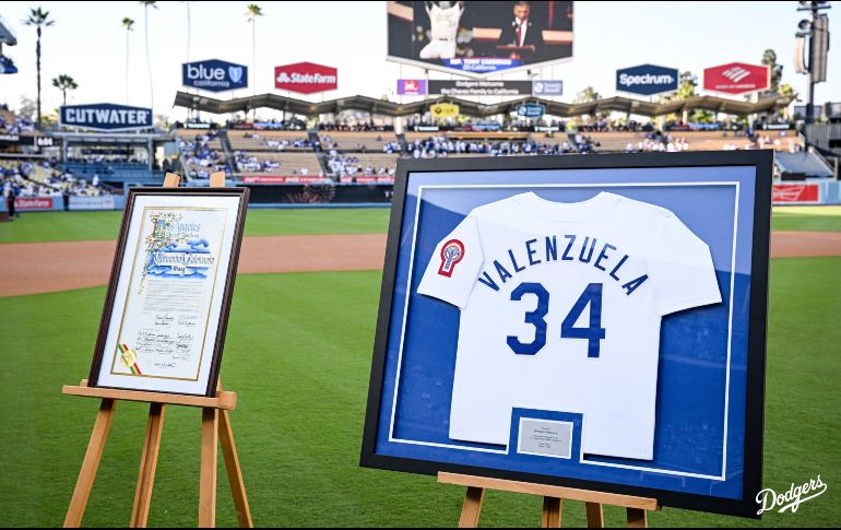 El equipo angelino inmortalizó al histórico Fernando Valenzuela al retirar su emblemático número 34. ESPECIAL/Dodgers de Los Ángeles