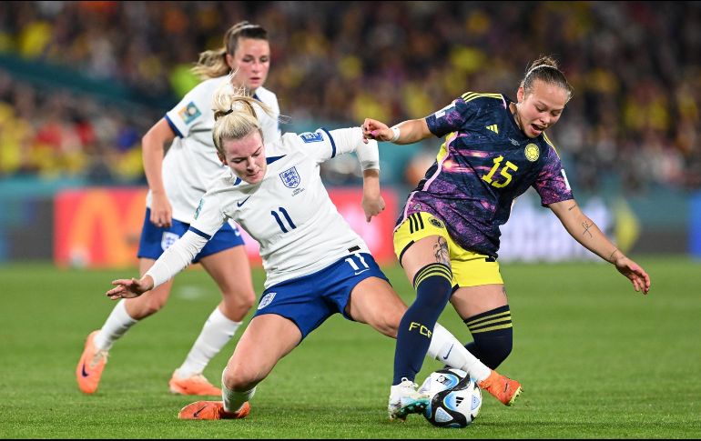 La inglesa Lauren Hemp disputa el balón con la colombiana Ana Guzmán, en el duelo disputado ayer en Sídney, Australia. EFE/D. Lewins
