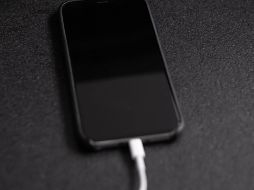 El ceular puede sobrecalentarse mientras lo cargas, y más con la funda puesta. Foto de Andreas Haslinger en Unsplash