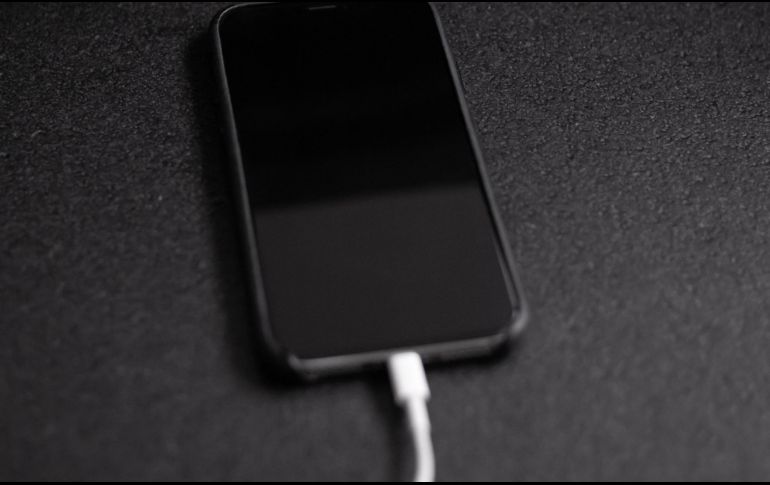 El ceular puede sobrecalentarse mientras lo cargas, y más con la funda puesta. Foto de Andreas Haslinger en Unsplash