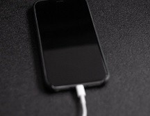 El ceular puede sobrecalentarse mientras lo cargas, y más con la funda puesta. Foto de Andreas Haslinger en Unsplash