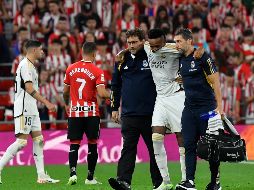 Eder Militao del Real Madrid se retira de la cancha tras sufrir una lesión. AP