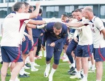 Kylian Mbappé (centro) y la directiva del PSG habrían alcanzado acuerdos que benefician a ambas partes, de ahí su regreso a los entrenamientos. PSG