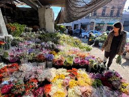 El mercado de las Flores de Mezquitán, ubicado frente al panteón del mismo nombre, ofrece arreglos para toda ocasión. EL INFORMADOR / ARCHIVO