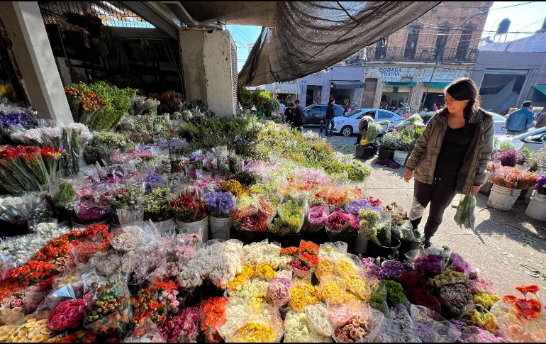 El mercado de las Flores de Mezquitán, ubicado frente al panteón del mismo nombre, ofrece arreglos para toda ocasión. EL INFORMADOR / ARCHIVO