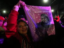 Personas se dieron cita en el Ángel de la Independencia, en CDMX, para celebrar el triunfo de Wendy Guevara. SUN / C. Mejía
