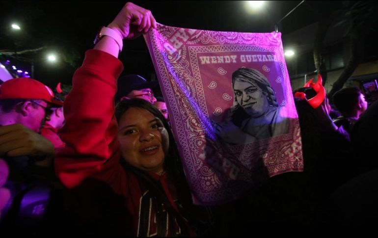 Personas se dieron cita en el Ángel de la Independencia, en CDMX, para celebrar el triunfo de Wendy Guevara. SUN / C. Mejía
