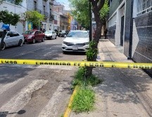 Personal de la Policía de Guadalajara acordonó el sitio y arribó personal del Ministerio Público y el Instituto Jalisciense de Ciencias Forenses. ESPECIAL