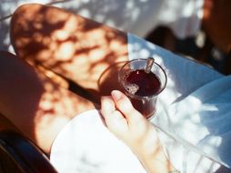 Si padeces mucho de la inflamación abdominal, puedes optar por tomar un té de ciruela, uno de los mejores aliados para adelgazar. Pexels.