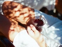 Si padeces mucho de la inflamación abdominal, puedes optar por tomar un té de ciruela, uno de los mejores aliados para adelgazar. Pexels.