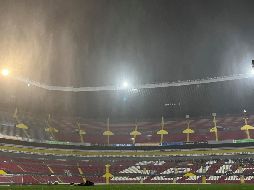 La lluvia se hizo presente en la cancha del Estadio Jalisco. IMAGO7