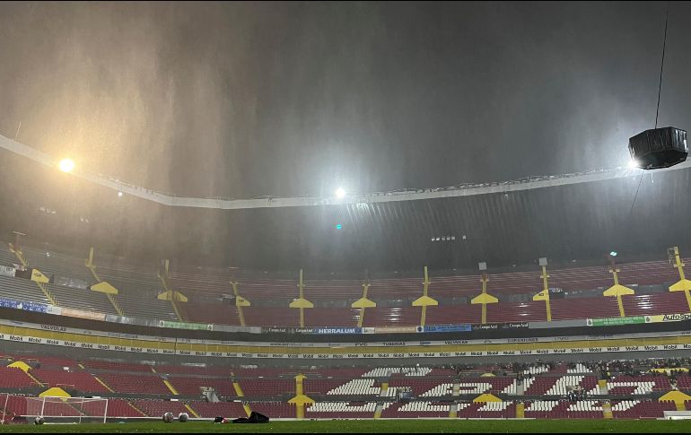 La lluvia se hizo presente en la cancha del Estadio Jalisco. IMAGO7