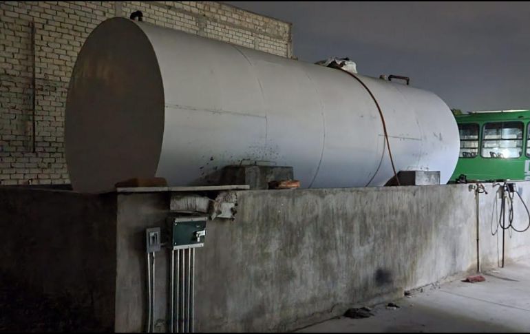 Dentro de un estacionamiento ubicado en la calle Hidalgo, de la colonia Rancho de la Cruz, había un tanque para almacenar, abastecer y vender petrolífero de manera ilícita. ESPECIAL / FGR