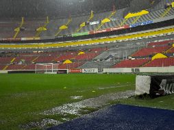 A marcha forzada trabajan para poder tener en óptimas condiciones la cancha del Estadio Jalisco. IMAGO7/Archivo