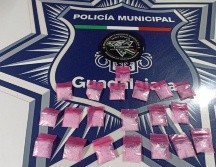 Tras una inspección, le localizaron 20 envoltorios con lo que aparentaba ser droga cristal y fue detenido. CORTESÍA / Policía de Guadalajara