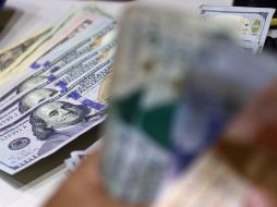 El peso mexicano se ubica en los mercados internacionales alrededor de los 17.07 pesos por dólar. EFE/ ARCHIVO