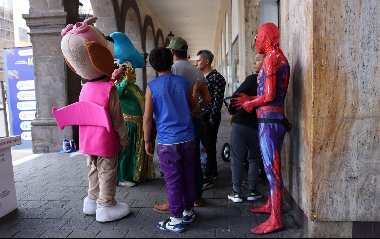 Los botargueros no consiguieron llegar a un acuerdo con las autoridades para seguir trabajando disfrazados de personajes extranjeros. EL INFORMADOR / H. Figueroa