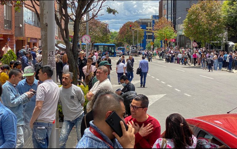 El epicentro de ambos fue al sur de Bogotá, la capital de Colombia y una ciudad de 11 millones de personas, muchas de las cuales salieron de los inmuebles donde se encontraban. EFE / D. Sánchez