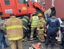 Personal de Protección Civil estatal en apoyo con Bomberos de Tepatitlán y la Guardia Nacional apoyaron en las labores de rescate y extracción de cuerpos de los vehículos accidentados. CORTESÍA