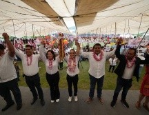 Claudia Sheinbaum recibió el Bastón de Mando de manos de representantes de los pueblos originarios de Izúcar de Matamoros. ESPECIAL/Claudia Sheinbaum