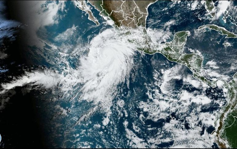 La tormenta ya debilitada podría impactar la noche del domingo entre las ciudades de Playas de Rosarito y Ensenada. AP