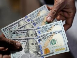 El peso mexicano se ubica en los mercados internacionales alrededor de los 17.10 pesos por dólar. AP/ ARCHIVO