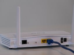 Es costumbre que dejemos nuestros módems encendidos todo el día, pero ¿qué tan buena idea es? Foto de Compare Fibre en Unsplash