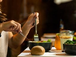 Cada organismo presenta un impacto diferente al déficit de calorías, por lo que es importante recibir una atención especializada a la hora de buscar la reducción de peso. ESPECIAL / Foto de Farhad Ibrahimzade en Unsplash