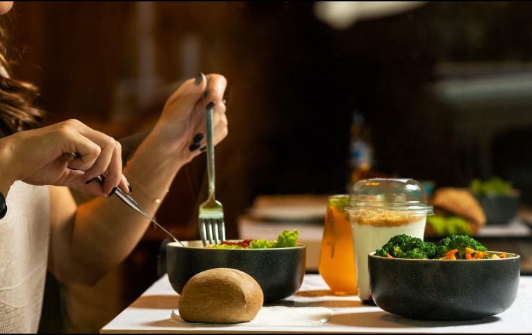 Cada organismo presenta un impacto diferente al déficit de calorías, por lo que es importante recibir una atención especializada a la hora de buscar la reducción de peso. ESPECIAL / Foto de Farhad Ibrahimzade en Unsplash