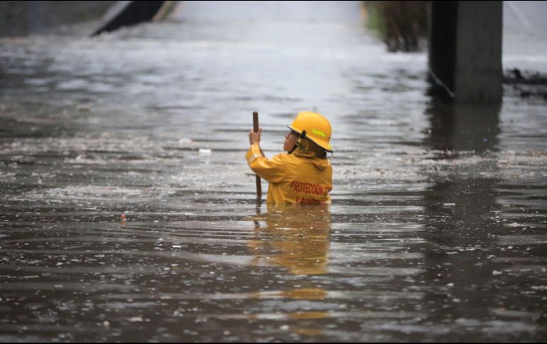 La lluvia de esta tarde inundó uno de los pasos desniveles más concurridos de la ciudad. Cortesía de Protección Civil.