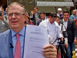 Marcelo Ebrard acudió al Instituto Nacional Electoral. EFE