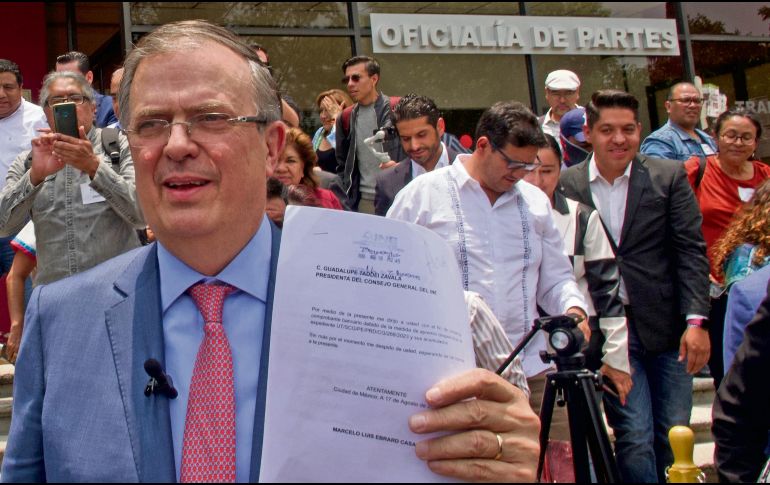 Marcelo Ebrard acudió al Instituto Nacional Electoral. EFE