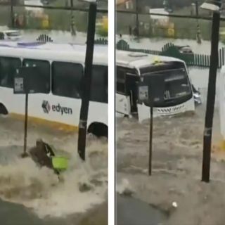Mujer de la tercera edad es arrastrada por ola en inundación (VIDEO)