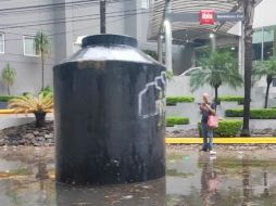 El tinaco recorrió navegó sobre el agua durante algunos metros. ESPECIAL