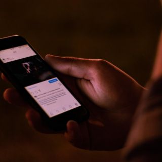 Esto es lo que pasa si usas el celular con las luces apagadas